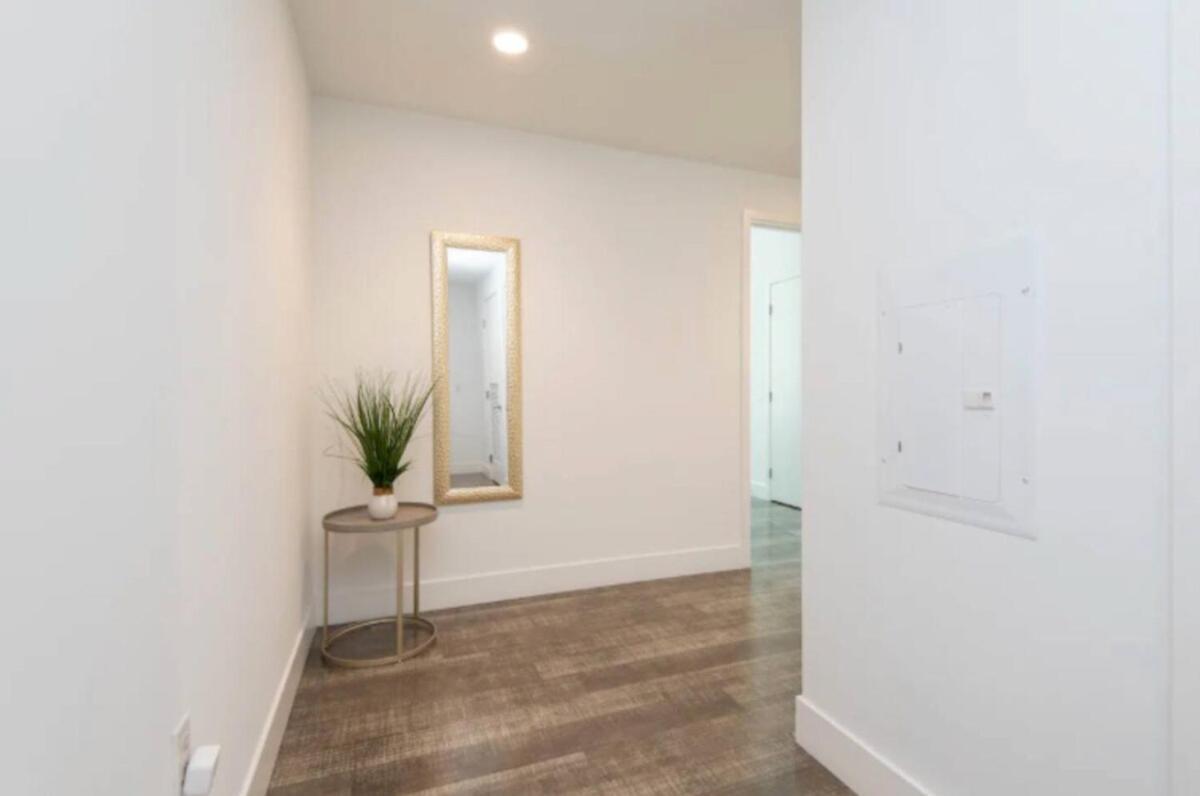Snazzy 3 Bedroom High Rise With Pool, Hot Tub And Rooftop Deck * Los Angeles