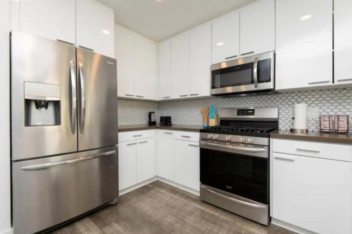 Snazzy 3 Bedroom High Rise With Pool, Hot Tub And Rooftop Deck