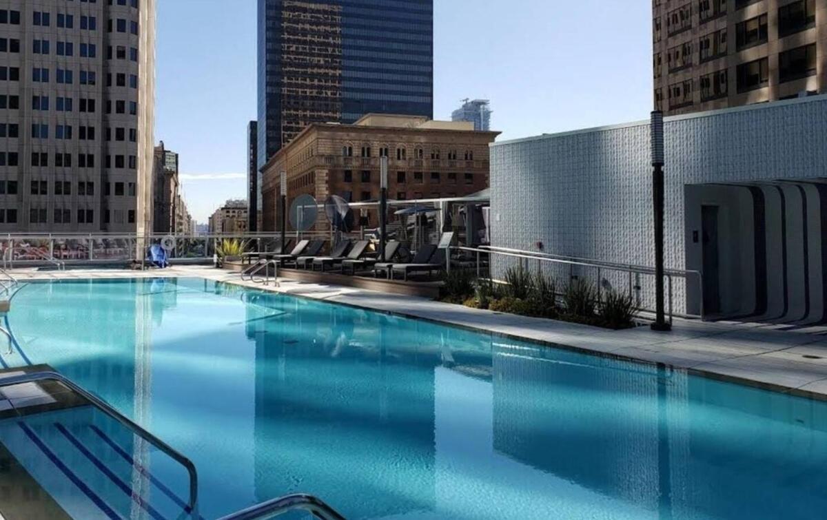Appartement Snazzy 3 Bedroom High Rise With Pool, Hot Tub And Rooftop Deck *