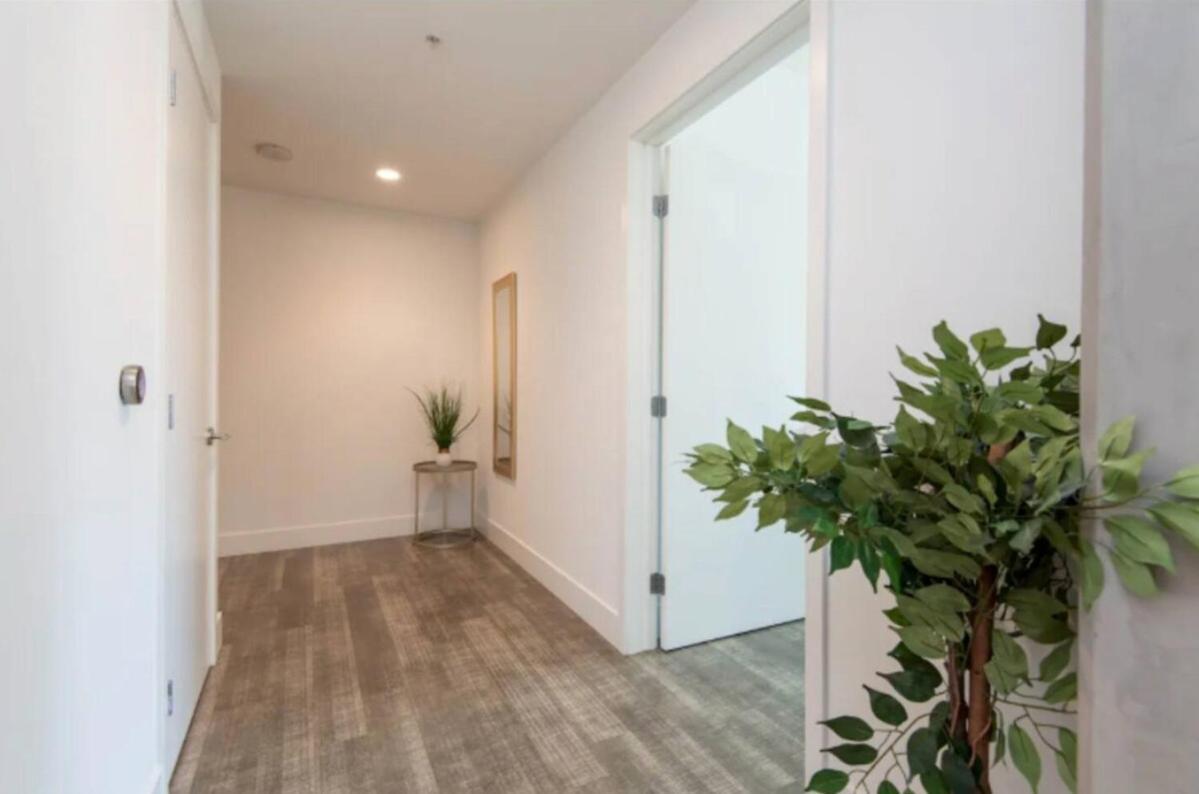 Snazzy 3 Bedroom High Rise With Pool, Hot Tub And Rooftop Deck