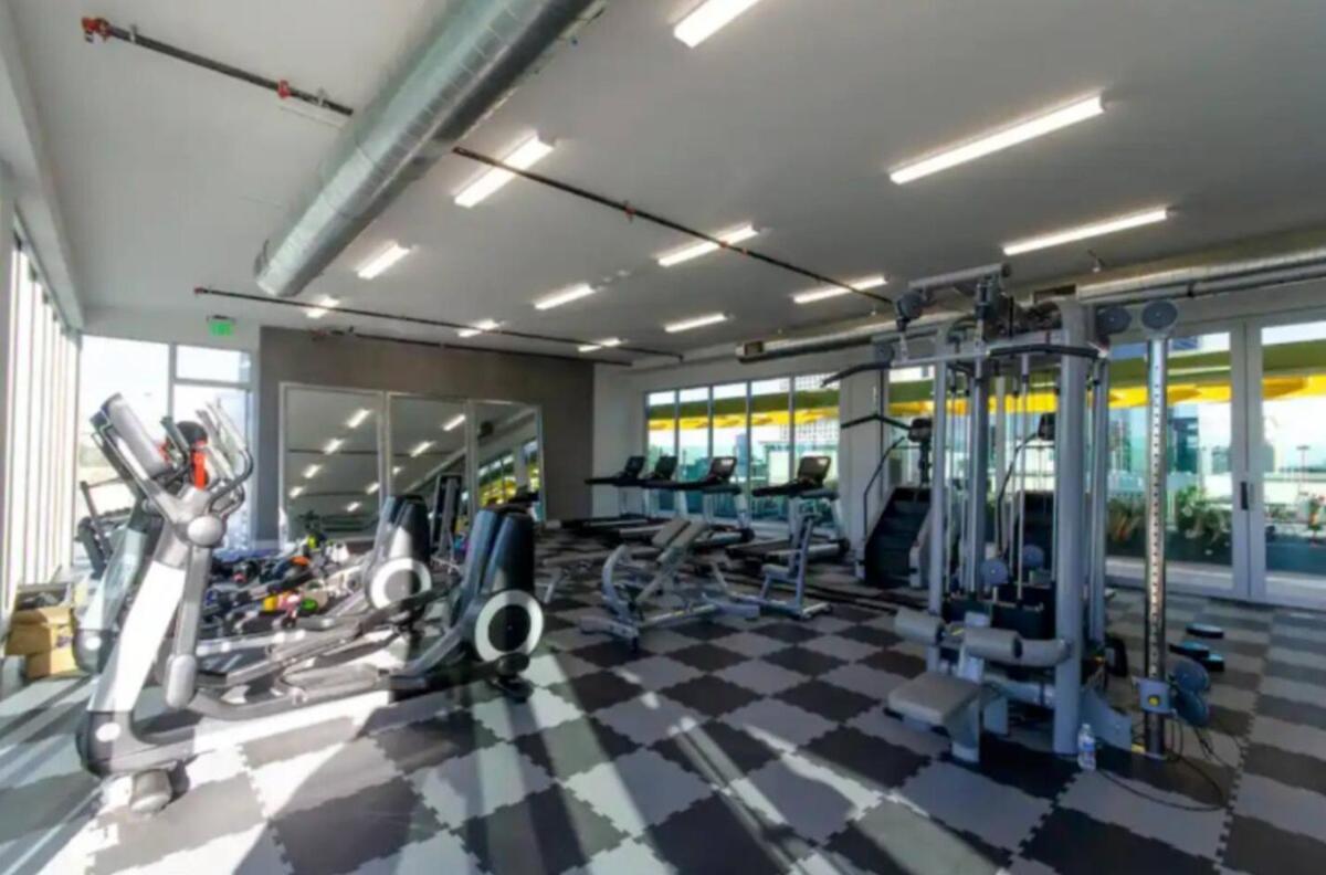 Snazzy 3 Bedroom High Rise With Pool, Hot Tub And Rooftop Deck Appartement