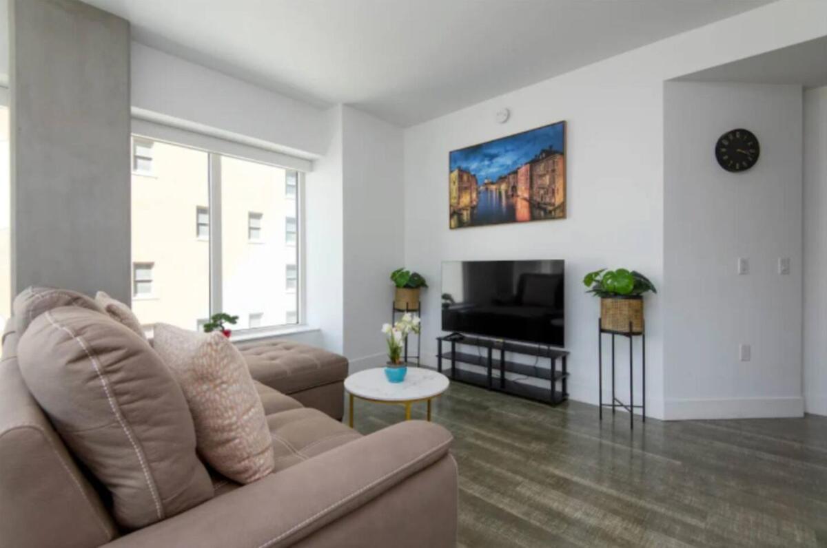 Appartement Snazzy 3 Bedroom High Rise With Pool, Hot Tub And Rooftop Deck *