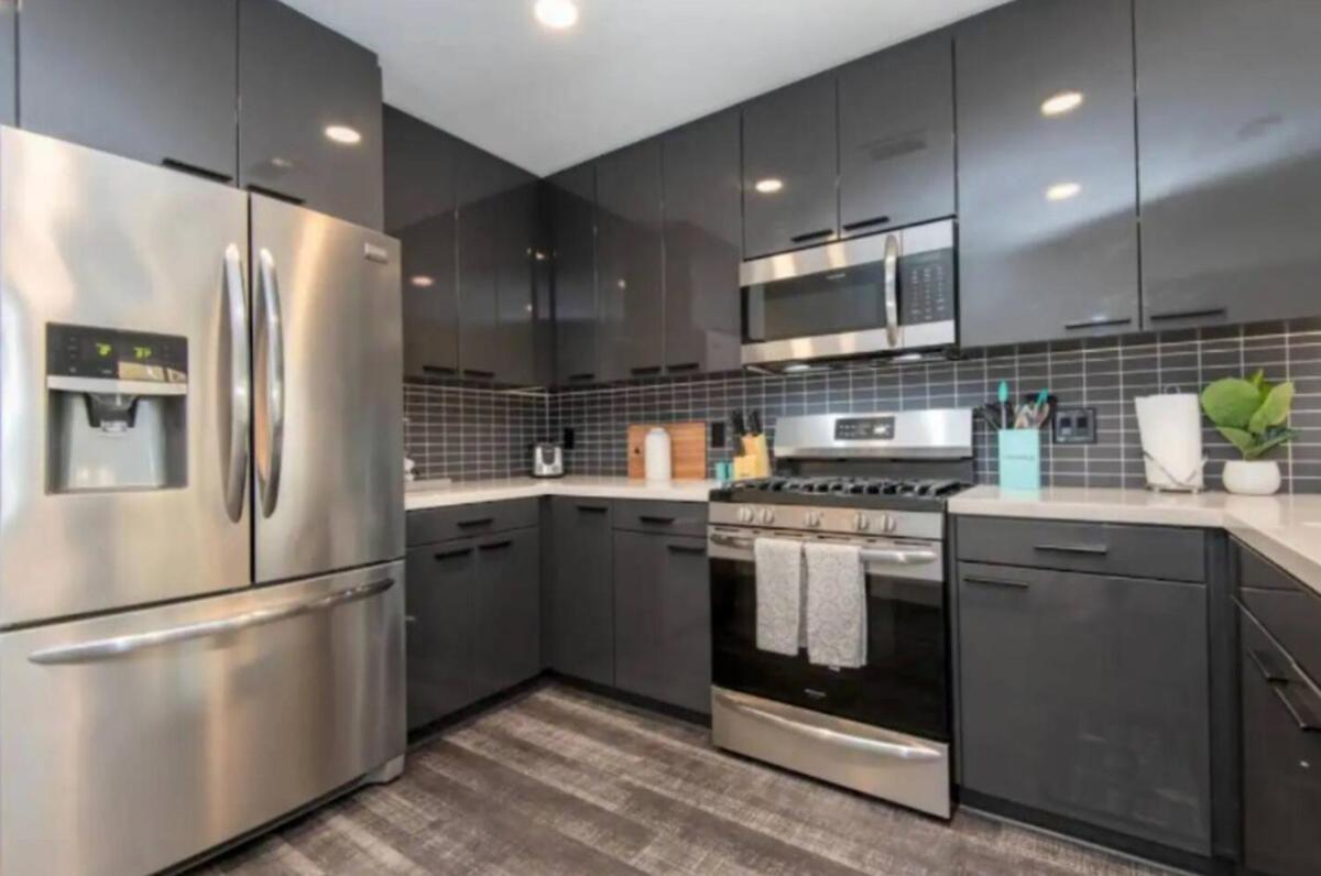 Snazzy 3 Bedroom High Rise With Pool, Hot Tub And Rooftop Deck Los Angeles
