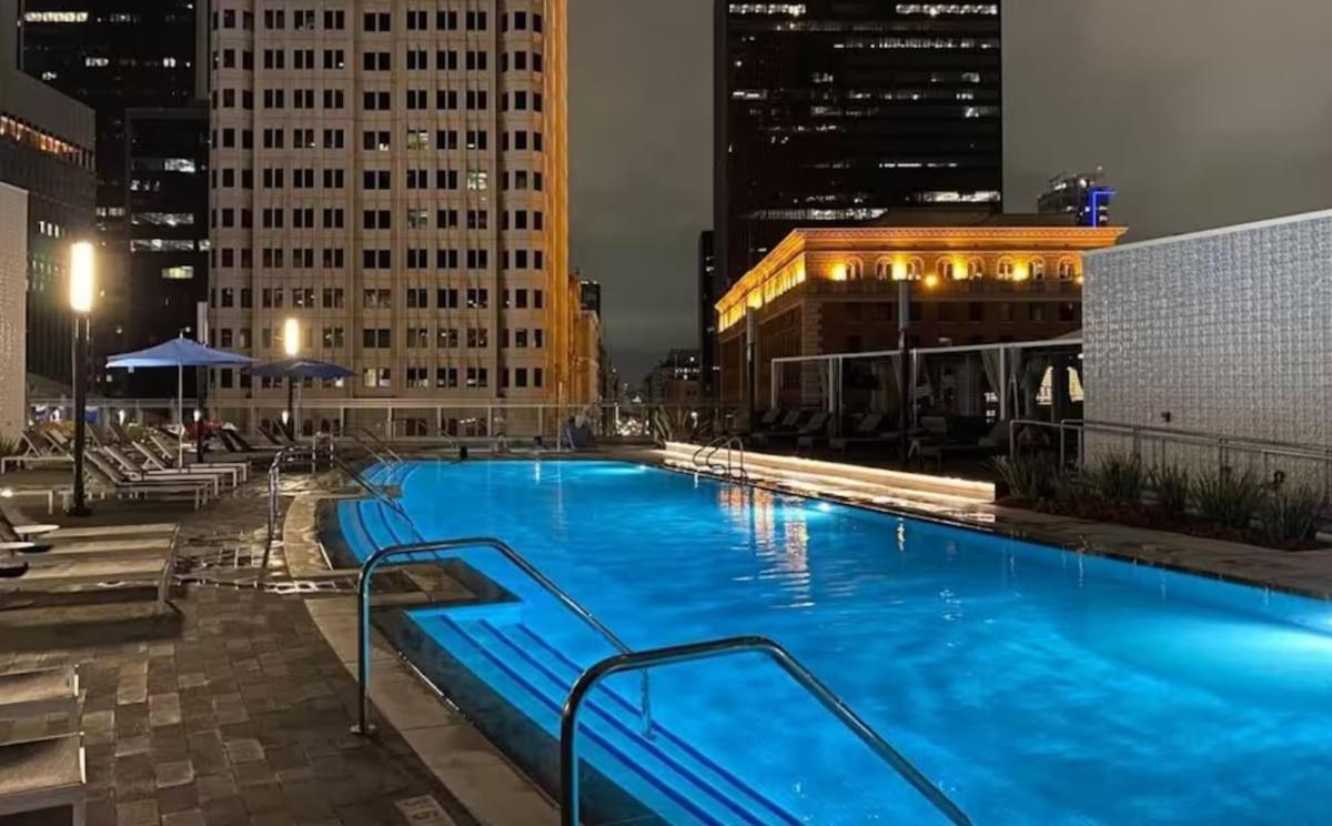 Snazzy 3 Bedroom High Rise With Pool, Hot Tub And Rooftop Deck Los Angeles